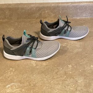 Vionic Slip On Walking Sneakers Size 8 👟